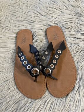 385 Fifth Black Scalloped Grommet Toe-Post Sandals with Tan Footbed